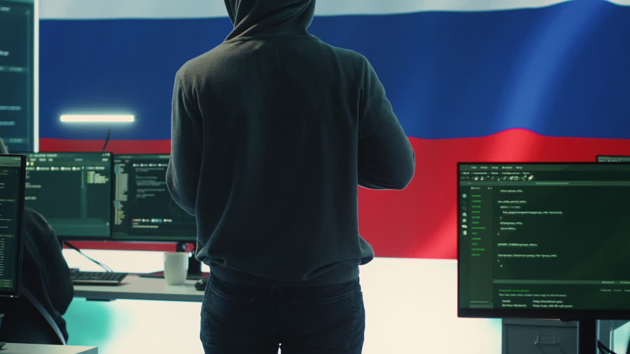 тёмный человек, работающий в российской правительственной киберзащитной комнате.