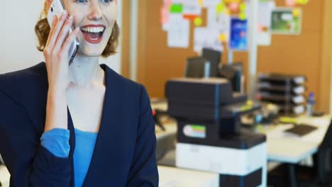 Mujer-De-Negocios-Hablando-Por-Teléfono-Móvil