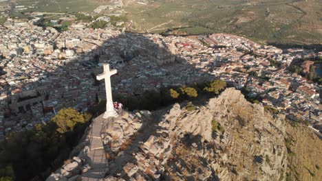 Castillo-De-Jaen,-España-Castillo-De-Jaen-Volando-Y-Tomas-Terrestres-Desde-Este-Castillo-Medieval-En-La-Tarde-De-Verano,-Tambien-Muestra-La-Ciudad-De-Jaen-Hecha-Con-Un-Drone-Y-Una-Camara-De-Accion-A-4k-24fps-Usando-Filtros-Nd-41