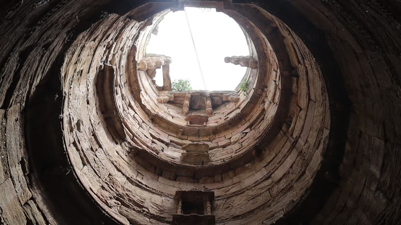 ambapur stepwell ubicado cerca de un pueblo, gandhinagar