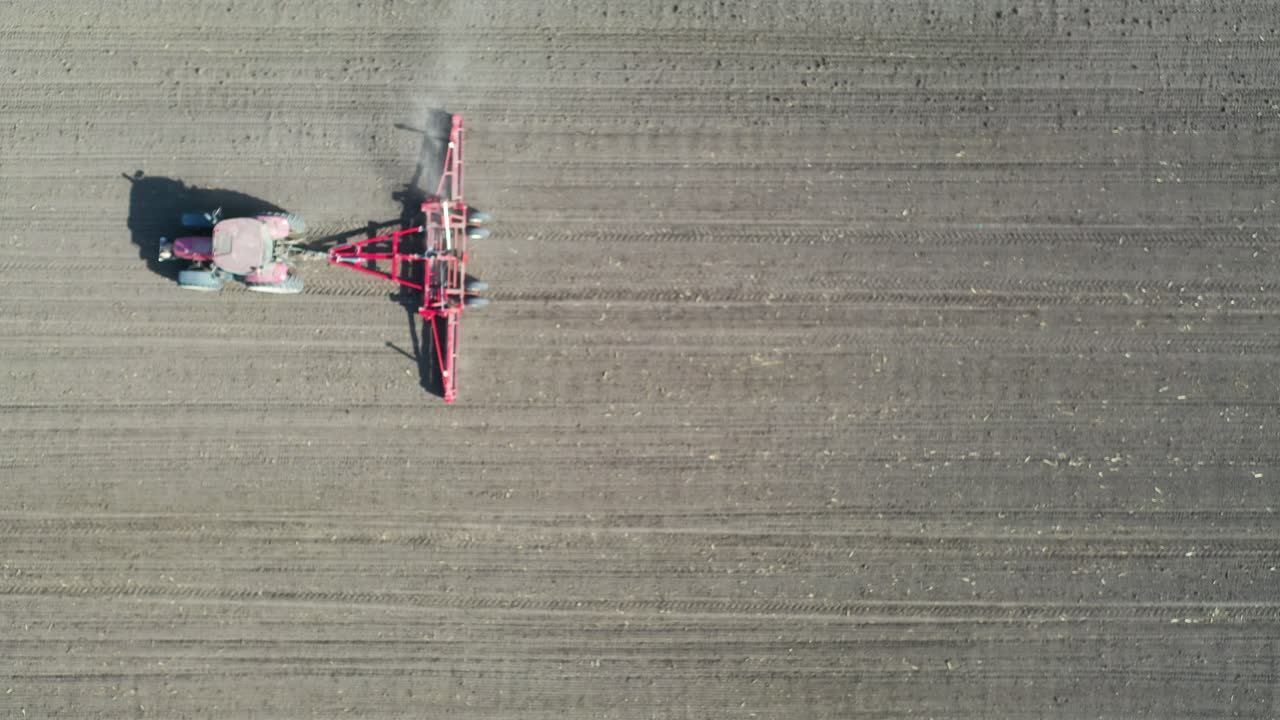 을 고 있는 트랙터 의 공중 사진