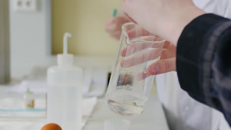 mezclar productos químicos en un laboratorio