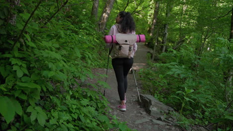 mujer caminando en el bosque
