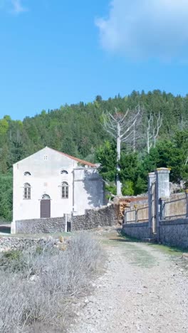 iglesia abandonada en un entorno rural pacífico
