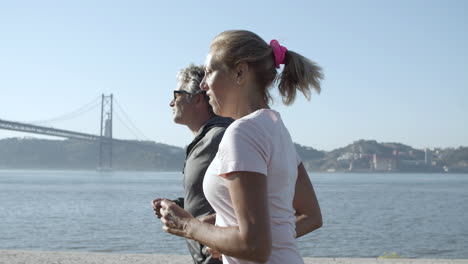 corredores activos enfocados entrenando juntos al aire libre