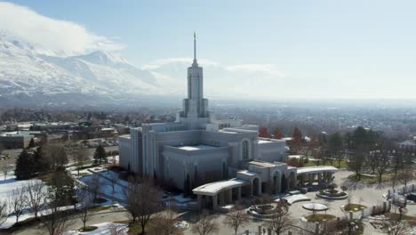 Hermosa-órbita-Aérea-Del-Templo-Mormón-En-Utah