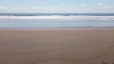 Ruhiger-Statischer-Schuss-Von-Wellen,-Die-In-Costa-Rica-Auf-Den-Strand-Schlagen