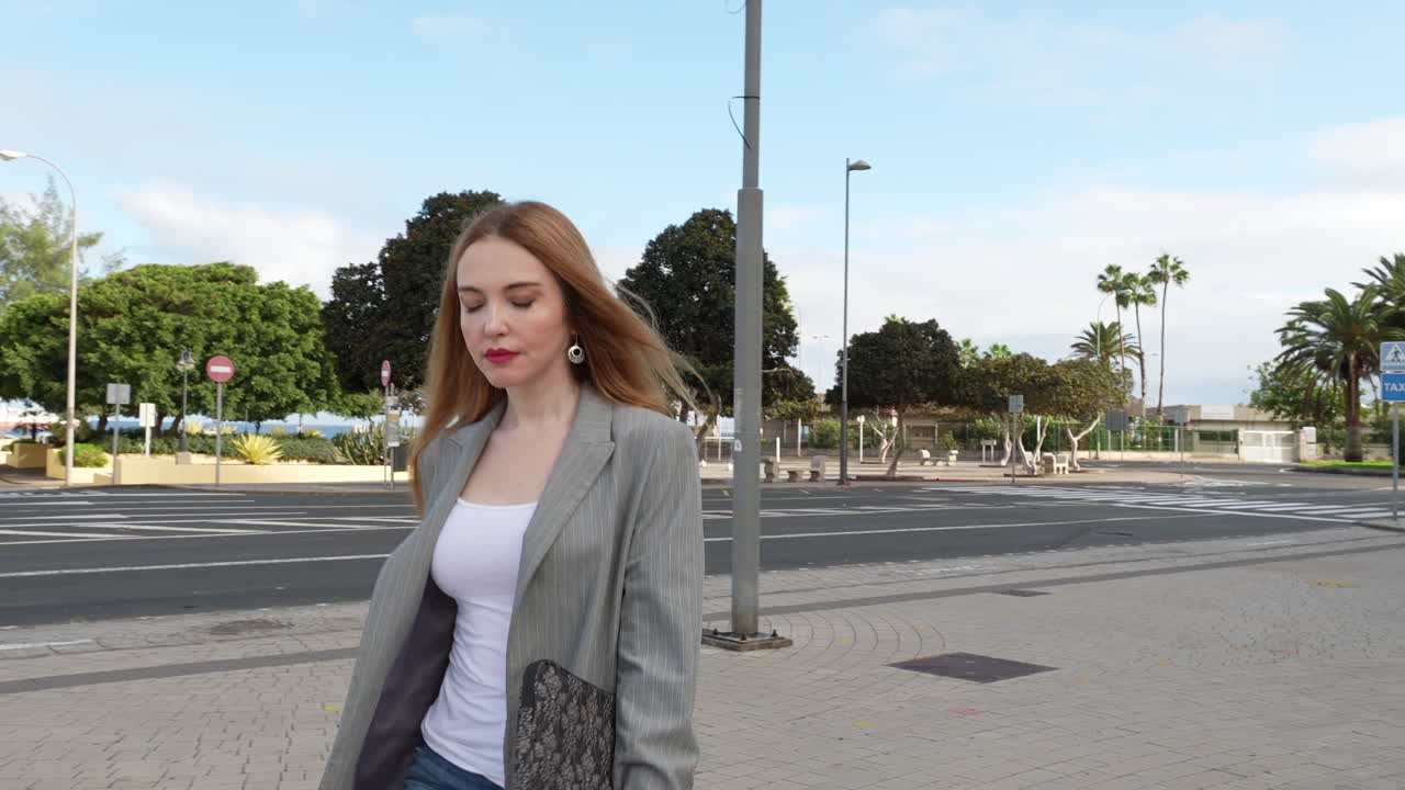Giovane dirigente di successo che cammina sul marciapiede in un contesto urbano