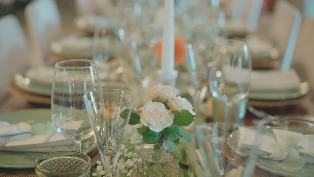 Tavola nuziale raffinata con calici, rose e un'atmosfera calda e delicata