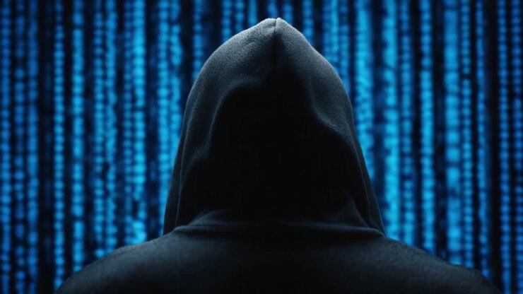 Figura misteriosa avvolta nell'oscurità, che si erge su uno sfondo di codice binario a cascata, evoca temi di segretezza, tecnologia e l'ignoto in un regno digitale.