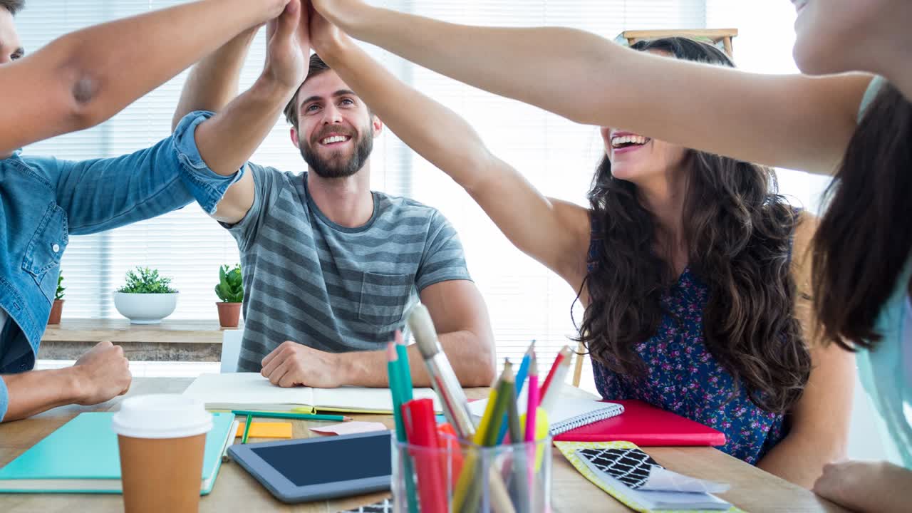 animación de un grupo de diseñadores de moda dando los cinco en el estudio de moda