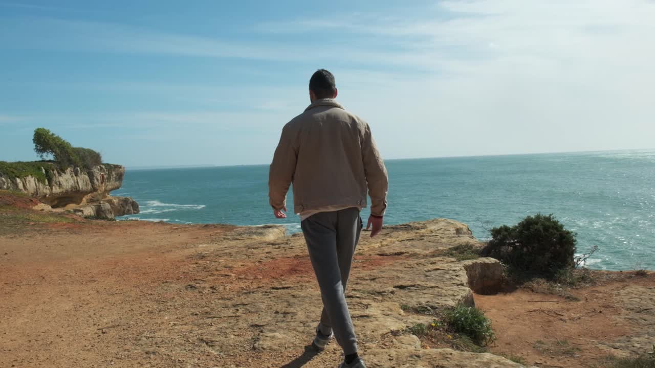 아름다운 해안선 배경, 가장자리를 향해 는 젊은 남자