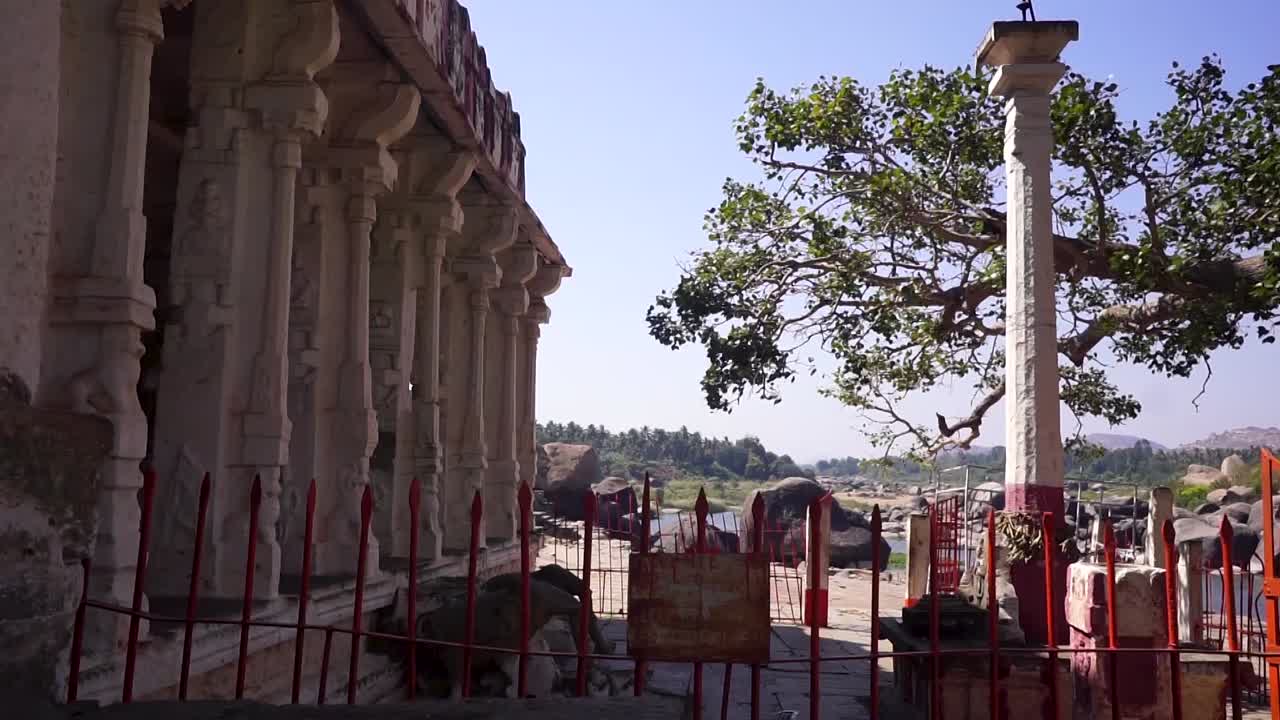entrada del templo antiguo en hampi, india