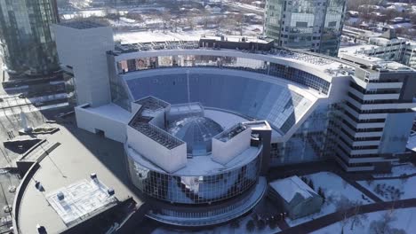 vista aérea de un complejo de edificios modernos en invierno