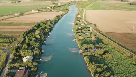 Toller-Drohnenblick-Auf-Fischerhütten-Im-Fluss