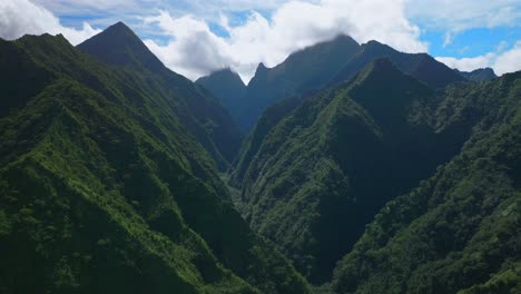 Hoch-Aufragende-Berg-Vulkan-Gipfel-Tal-Teahupoo-Tahiti-Französisch-Polynesien-Moorea-Papeete-Luftdrohne-Parallaxe-Später-Vormittag-Nachmittag-Blauer-Himmel-Tagsüber-Sonnige-Wolken-Atemberaubende-Insellandschaft-Vorwärts