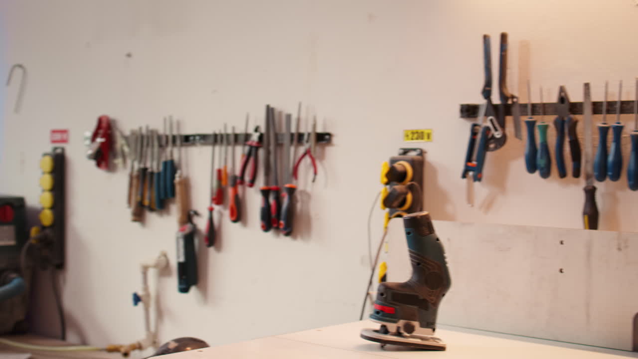 router eléctrico utilizado para cortar madera en el estudio de carpintería, tiro de panorámica