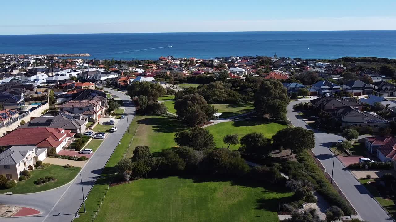 Ripresa lenta con allontanamento sopra il parco con l'oceano sullo sfondo, Perth Australia.