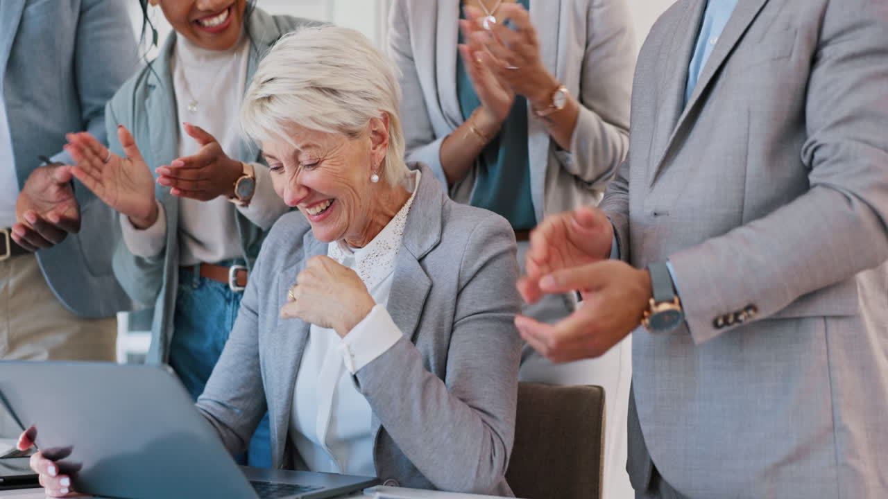 성공, 노트북 또는 행복한 수석 관리자가 승리