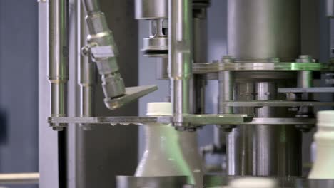 imágenes de botellas de leche de plástico blanco en la línea de producción en una compañía lechera, las botellas se llenan y se sellan