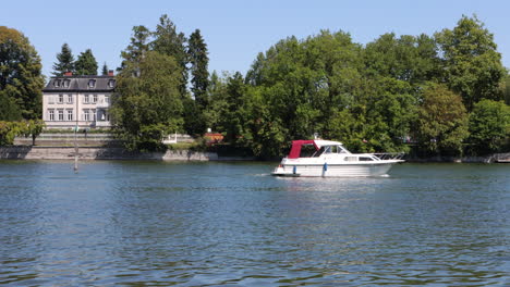 Small-yacht-sails-slowly-across-Kleiner-See-near-Lindau,-Germany