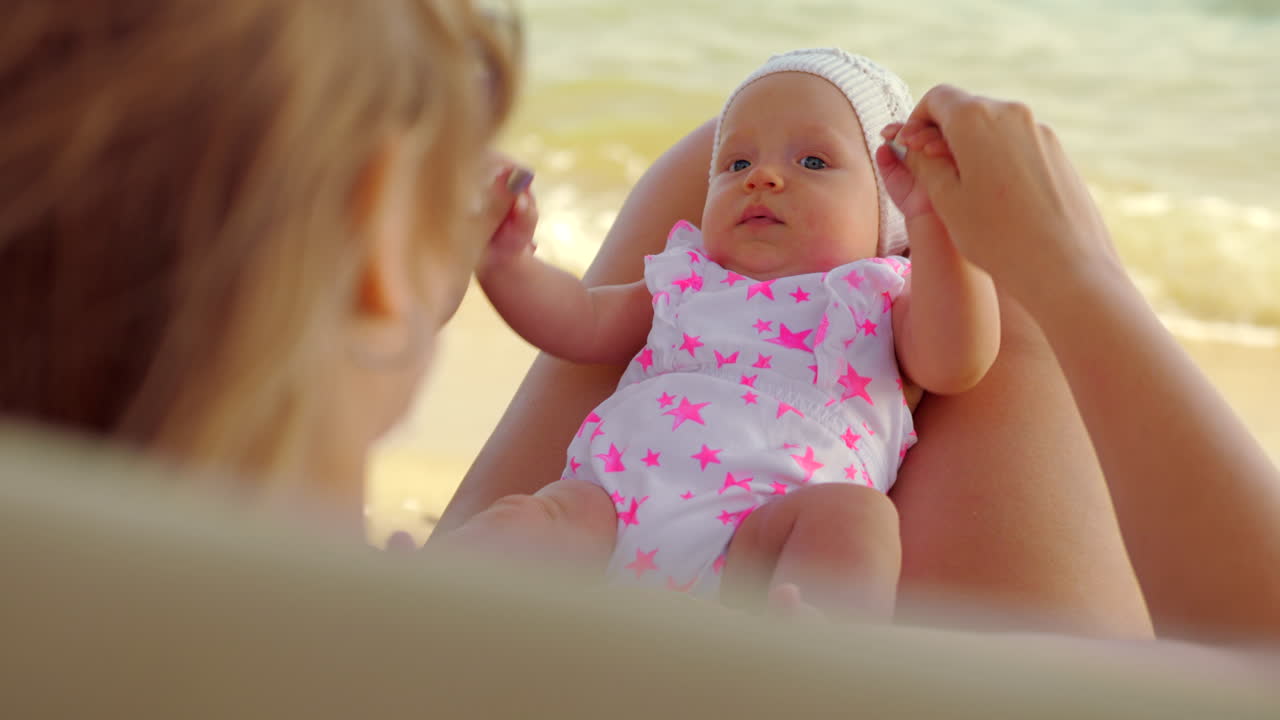 아기 와 함께 야외 에서 운동 하는 엄마
