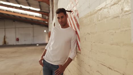 bailarín en un almacén vacío