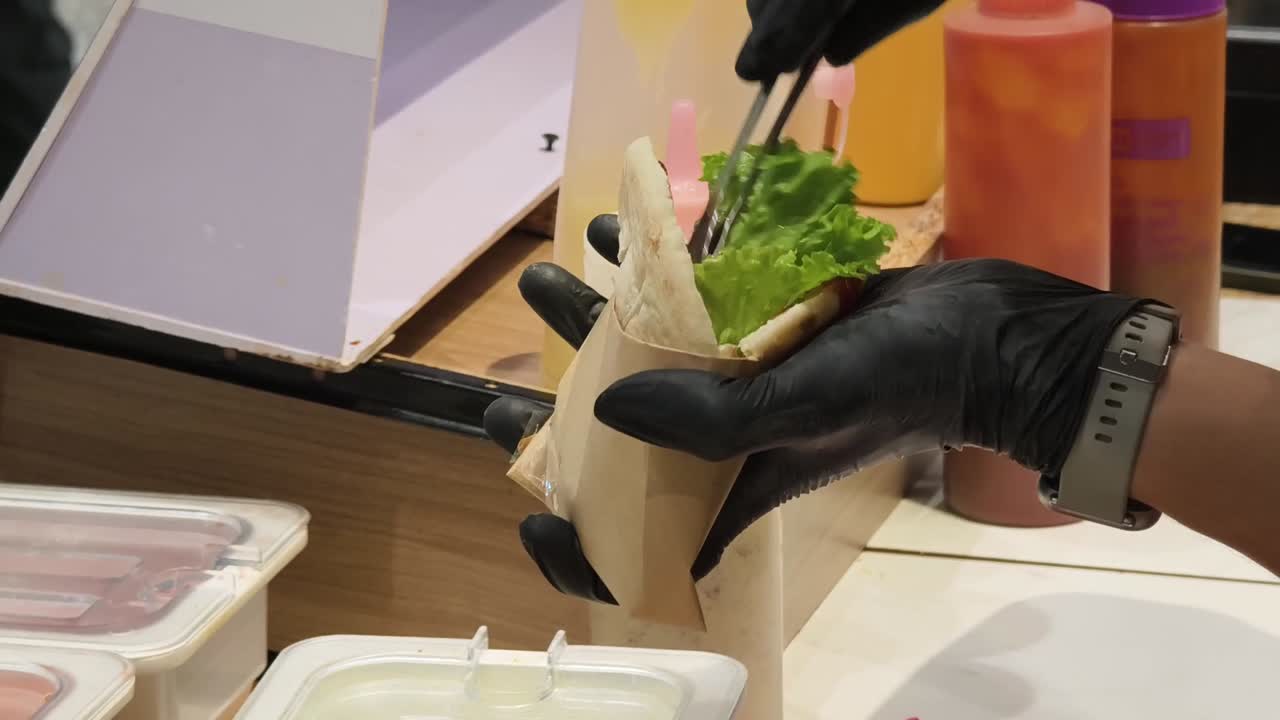 을 준비하고 제공하는 것