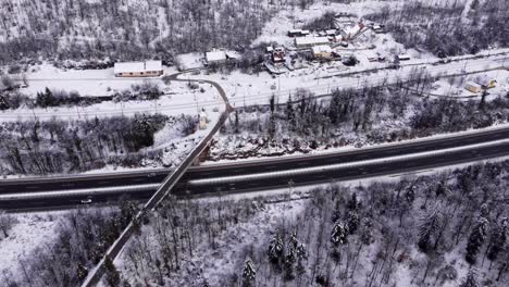 Autobahn-Im-Europäischen-Ländlichen-Raum,-Luftaufnahme