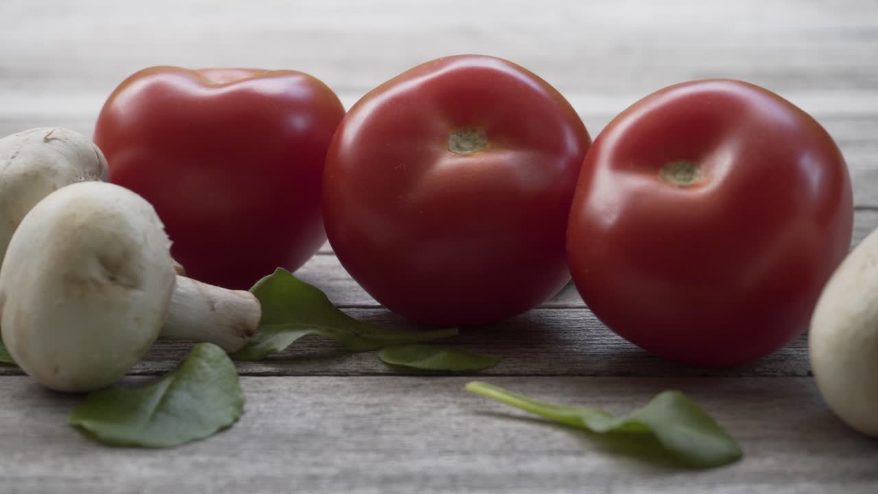 빨간색 신선한 유기농 토마토, 4k 2160p 25fps uhd 비디오 - 토마토와 버섯 야채 음식 배경에서 천천히 패닝 4k 3840x2160 ultrahd 푸티지