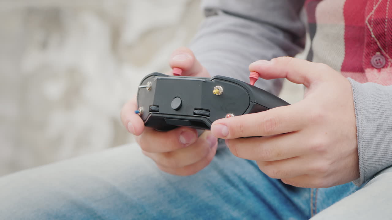 manos masculinas con un panel de control de drones control preciso