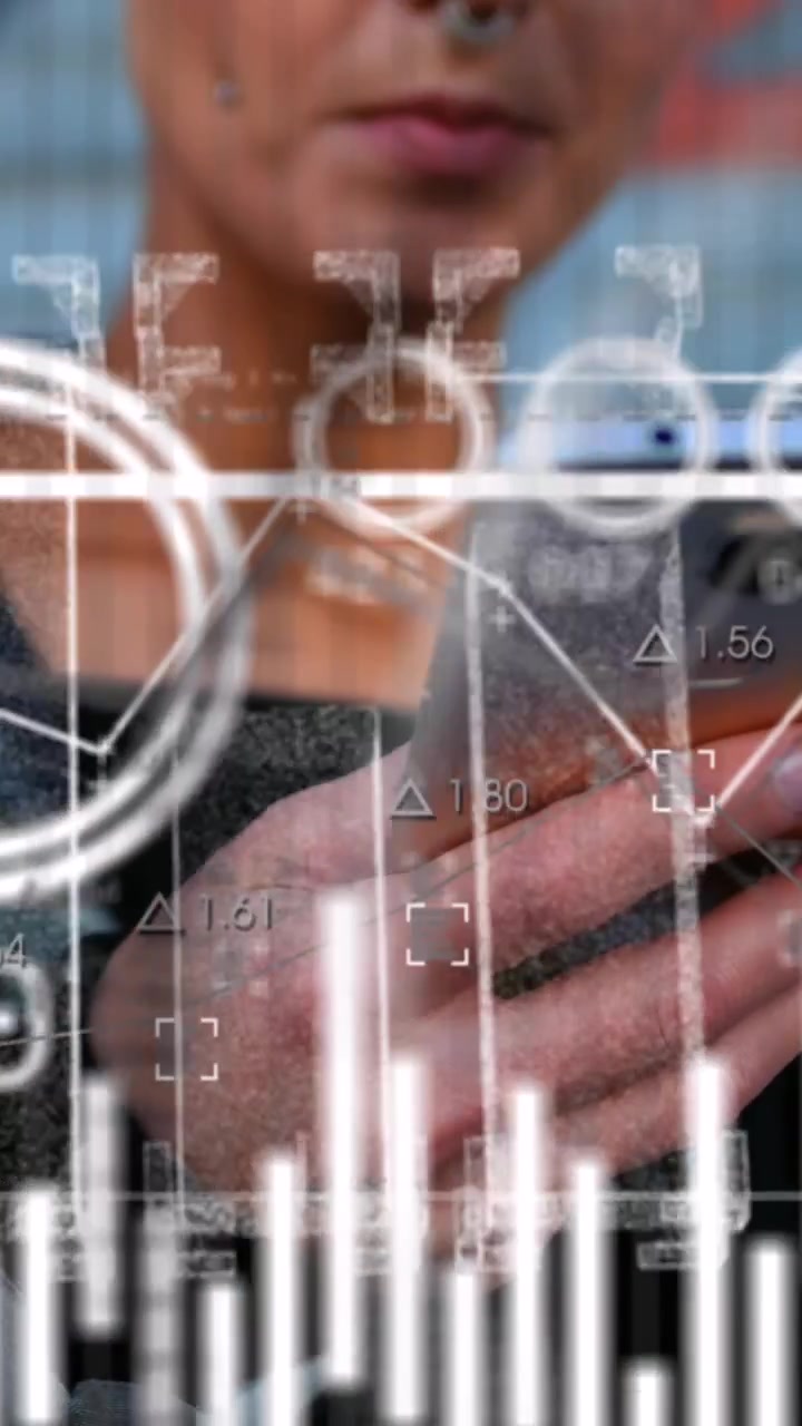 Animazione di grafici, numeri e linguaggio di programmazione sopra la parte centrale del corpo di una donna caucasica che usa il telefono