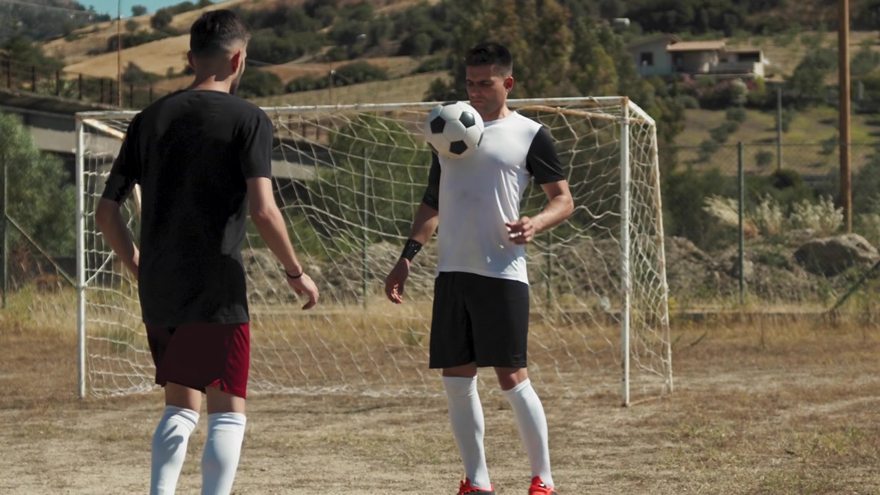 Amatir Berlatih dan Menggiring Bola di Udara