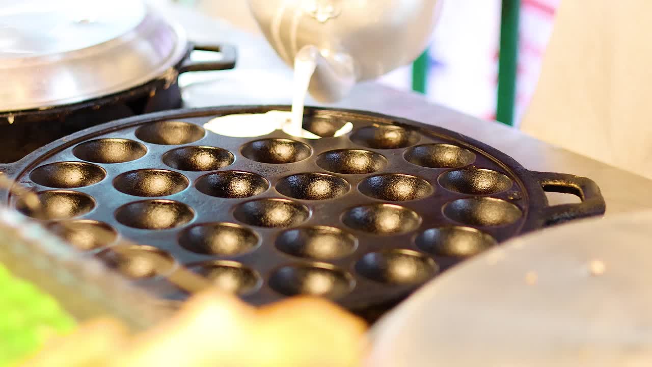 태국 전통 코코 푸딩 간식을 준비합니다.