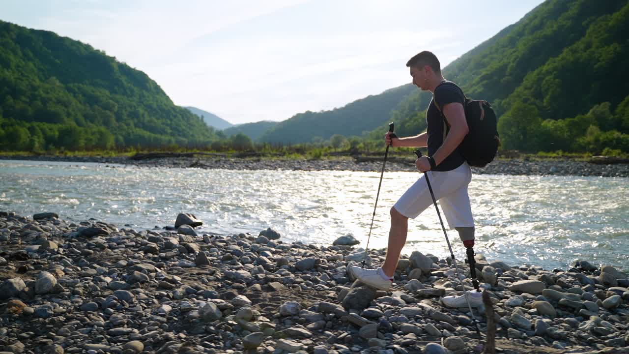 산악 트레킹 을 하는 의족 을 가진 활동적 인 배 여행자