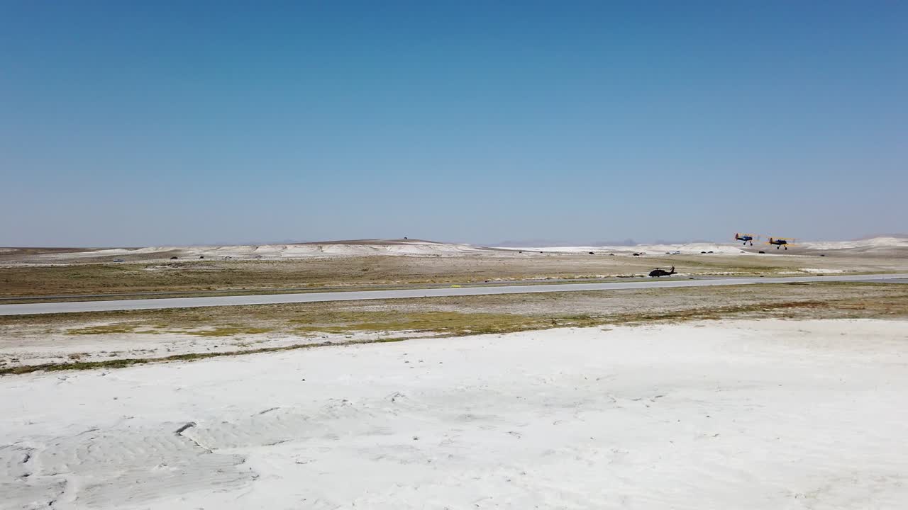 빈티지 비플레인은 연기 트레일과 함께 루프 스턴트를합니다. 비행기 에어 쇼 4k