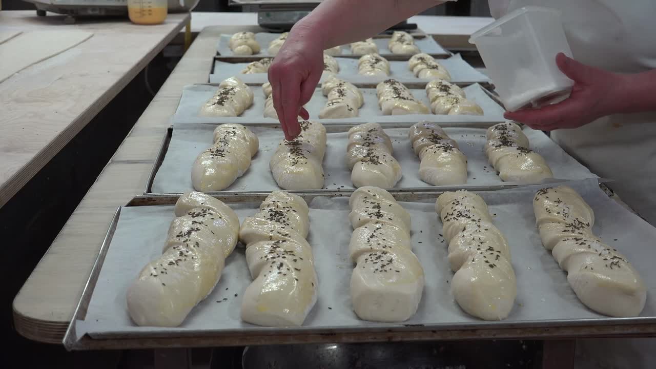 빵집은 또한 빵집 또는 빵집 빵, 쿠키, 케이크, 패스트리 및 파이와 같은 오븐에서 구운 밀가루 기반 음식을 생산하고 판매하는 시설입니다.