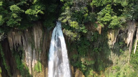 una bonita toma de cerca con un dron de la cascada thi lo su, ubicada en lo profundo de la jungla remota, fuera de los caminos trillados en el país paraíso de los mochileros de tailandia en el área de umphang en el sudeste asiático