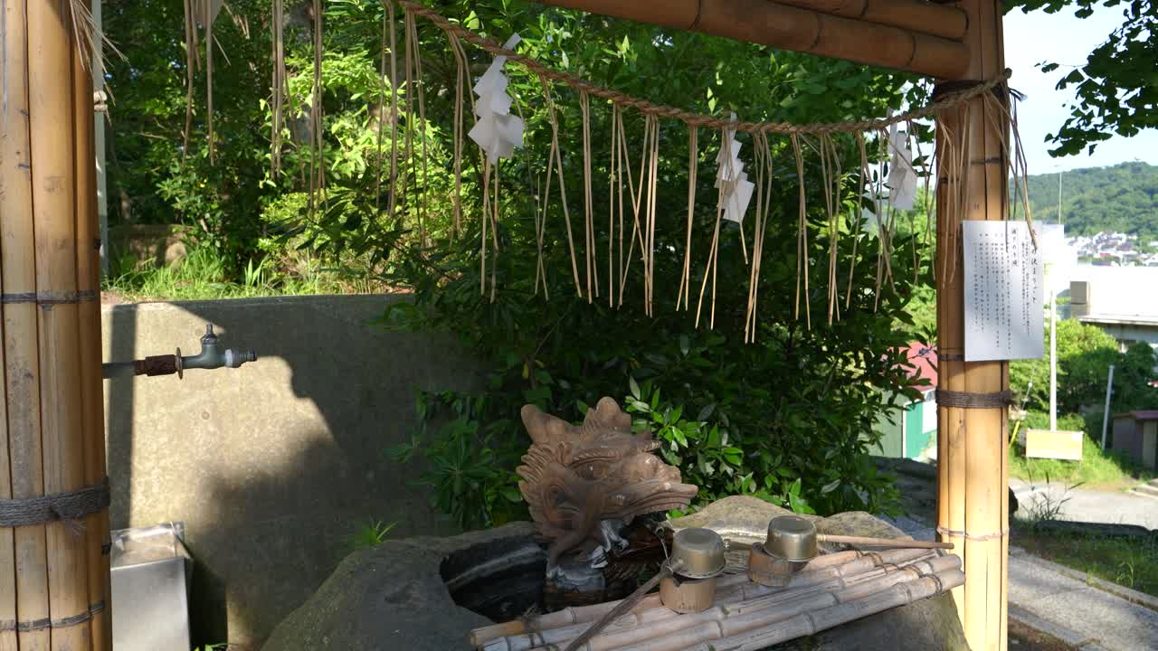 일본의 사원에서 아름다운 전형적인 chozu 물 비