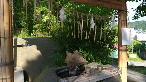hermosa y típica cuchara de agua chozu en el santuario en japón