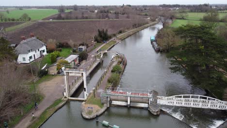 cebos morder bloqueo río leva cambridgeshire reino unido creciente grúa aéreo drone metraje