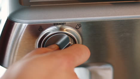 apagar el dispensador de agua caliente a mano en la máquina de espresso