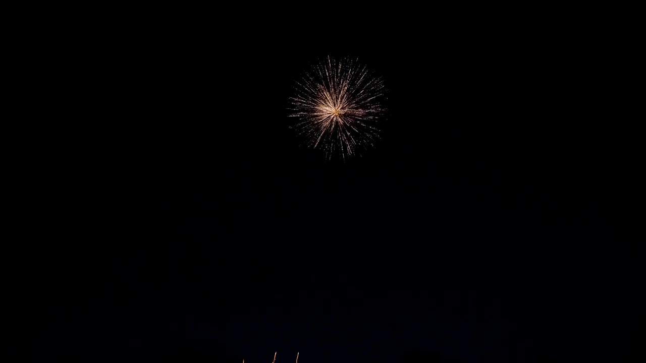 Fuochi d'artificio illuminano il cielo. Celebrazione di Capodanno.