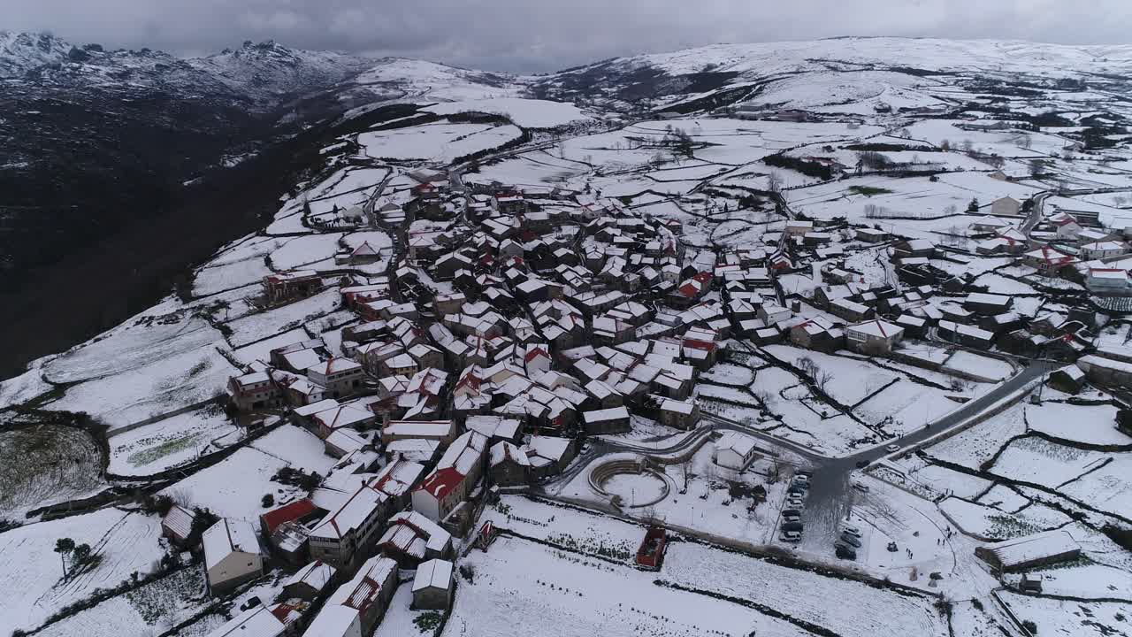 Karla kaplı dağlara sahip köy.