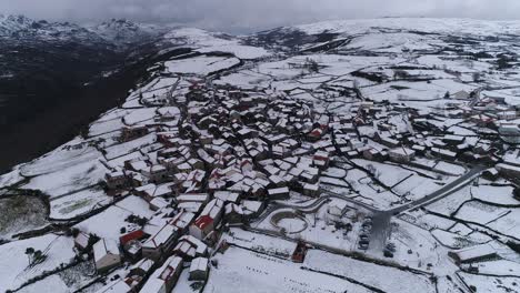 Pueblo-Con-Montañas-Cubiertas-De-Nieve