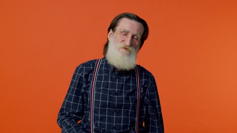 hombre de edad avanzada con barba blanca en camisa a cuadros y tirantes