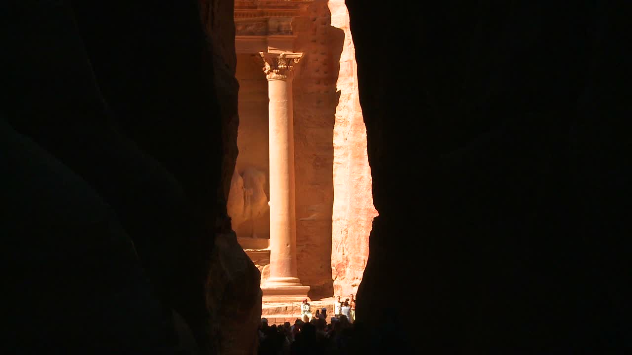 vista de la fachada del edificio del tesoro en las antiguas ruinas nabateas de petra jordania a través de la entrada del estrecho cañón 3