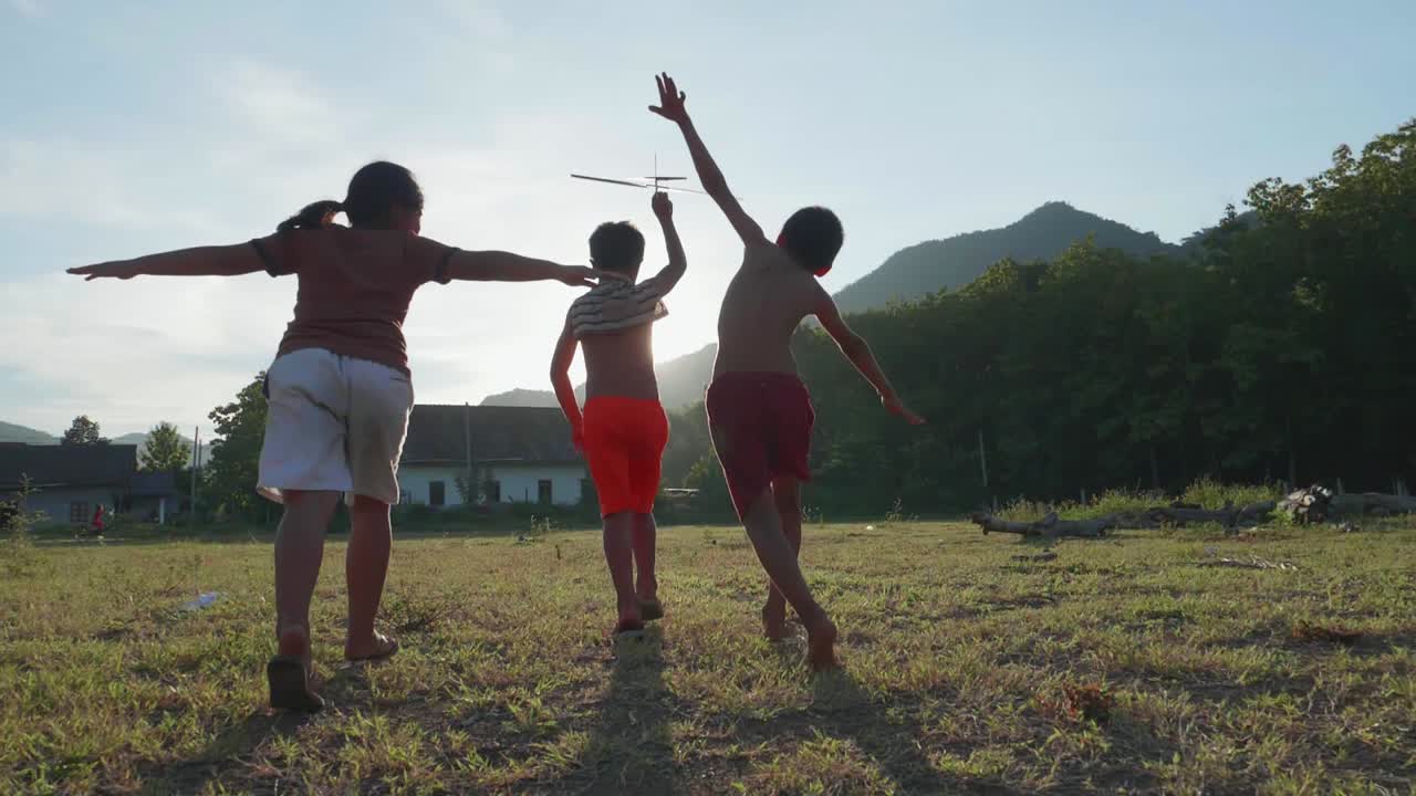 niños jugando al aire libre