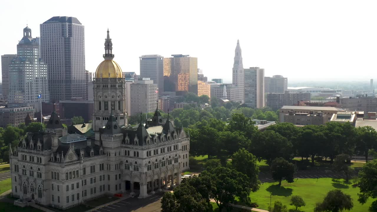 드론 비디오가 옆으로 움직이는 코네티컷 스카이라인과 하트퍼드가 있는 코네티컷 주청사