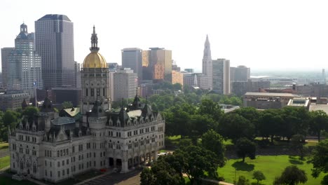 Capitolio-Del-Estado-De-Connecticut-Con-Hartford,-Horizonte-De-Connecticut-Con-Video-De-Drones-Moviéndose-Hacia-Los-Lados